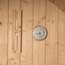 Teplomer a hodiny umiestnené na stene sauny.